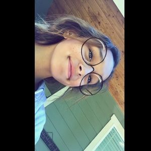 Meet your Posher, Alexia